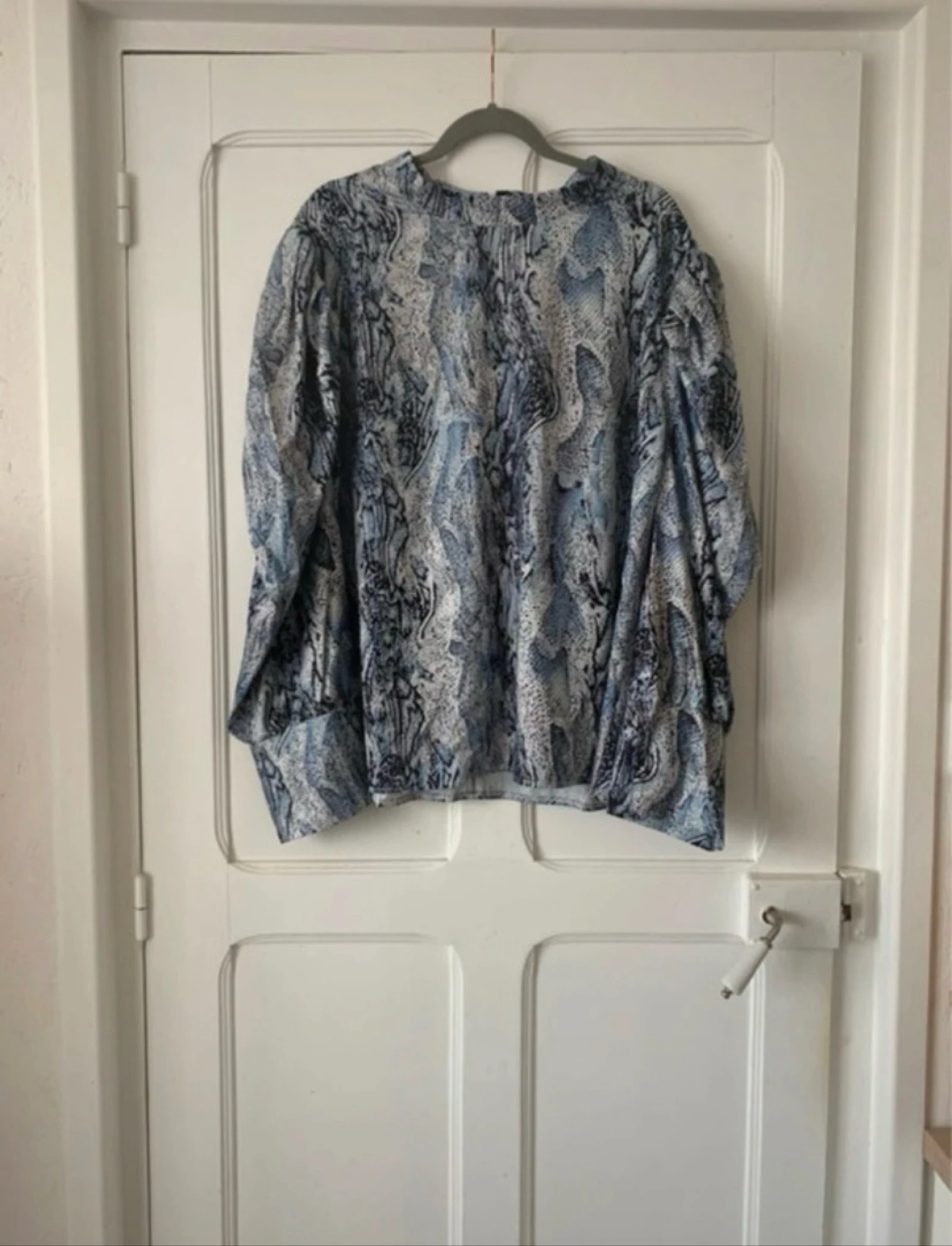 Magnifique blouse à manches longues bouffante python bleu femme - Taille 3XL Curve